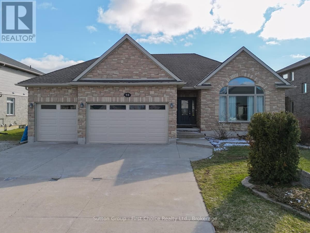 5 Bed · 4 Bath Detached House for Rent in West Perth