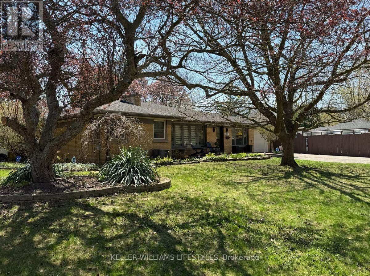 3 Bed · 2 Bath Detached House for Sale in London South