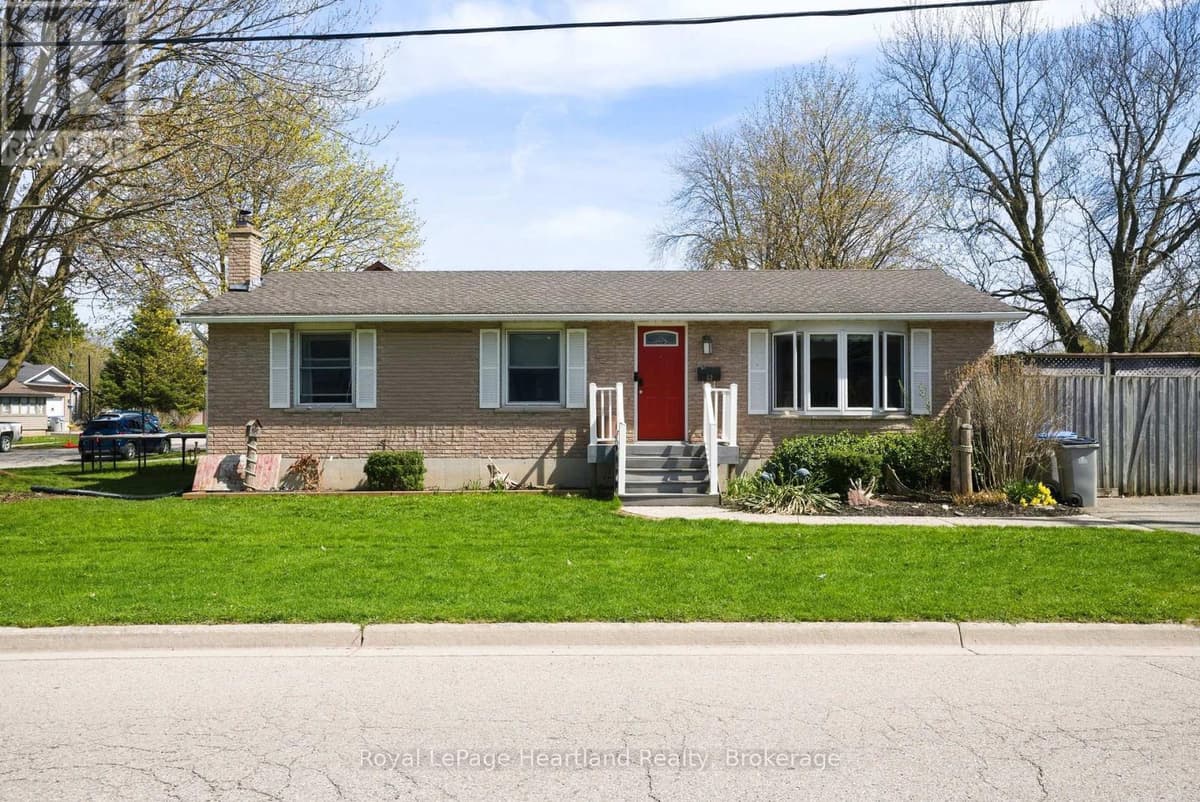 3 Bed · 2 Bath Detached House for Sale in West Perth