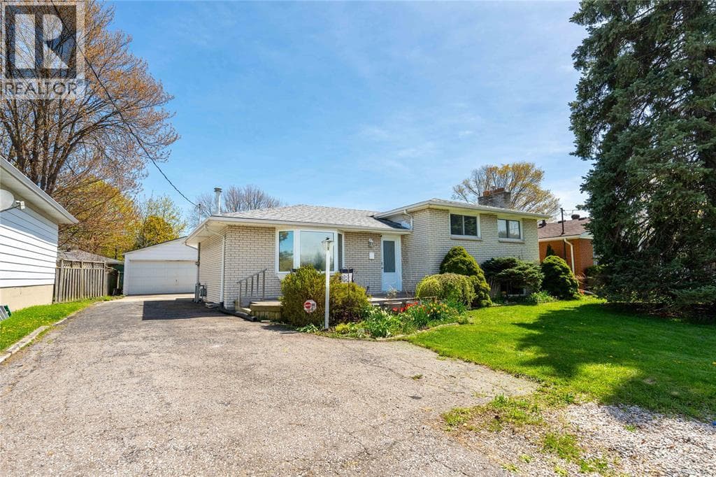 3 Bed · 2 Bath Detached House for Sale in St Clair