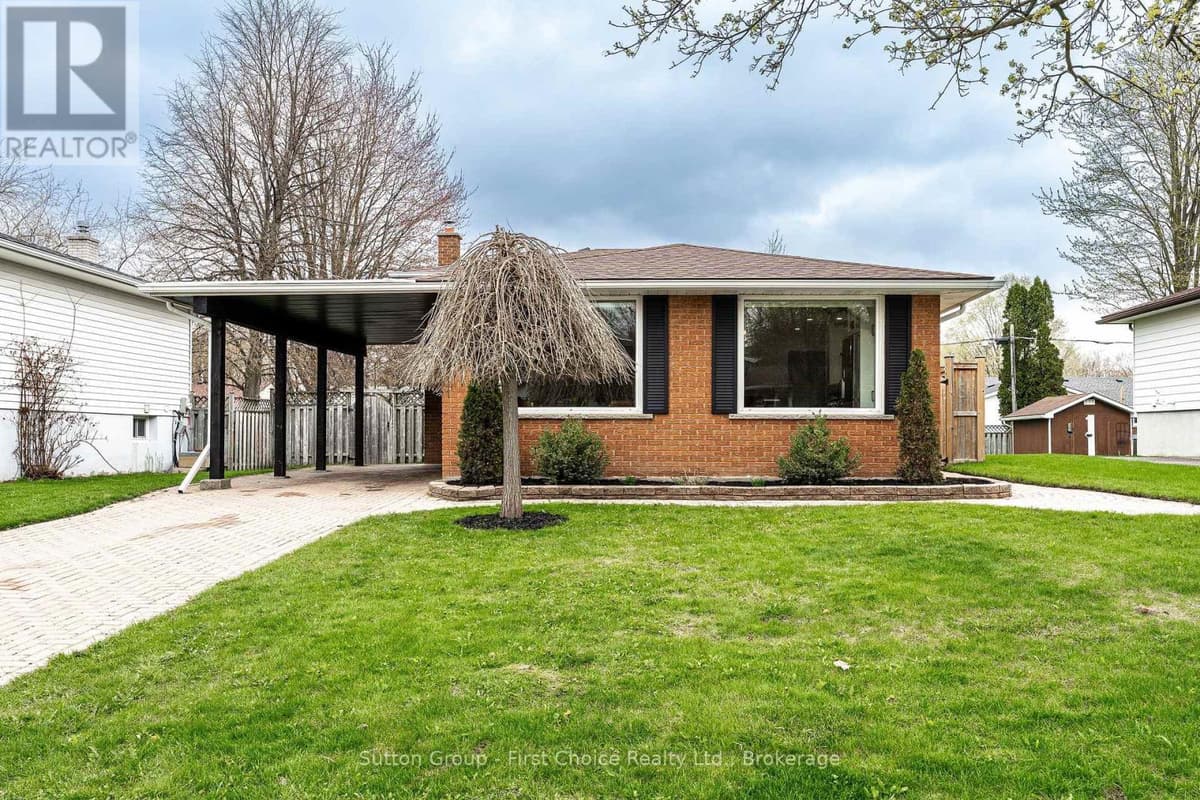 3 Bed · 2 Bath Detached House for Sale in Stratford