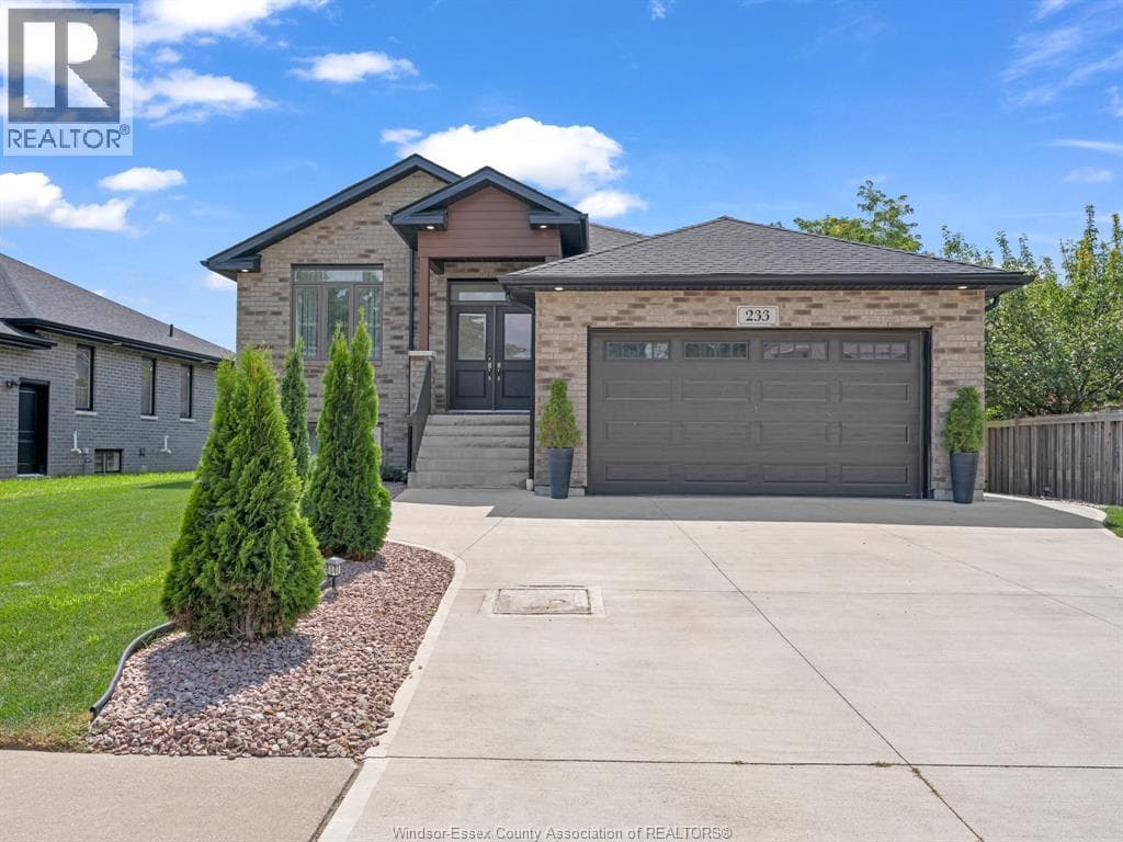 5 Bed · 2 Bath Detached House for Sale in Kingsville