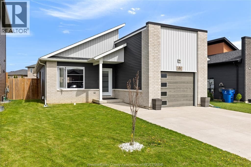 3 Bed · 2 Bath Detached House for Sale in Chatham