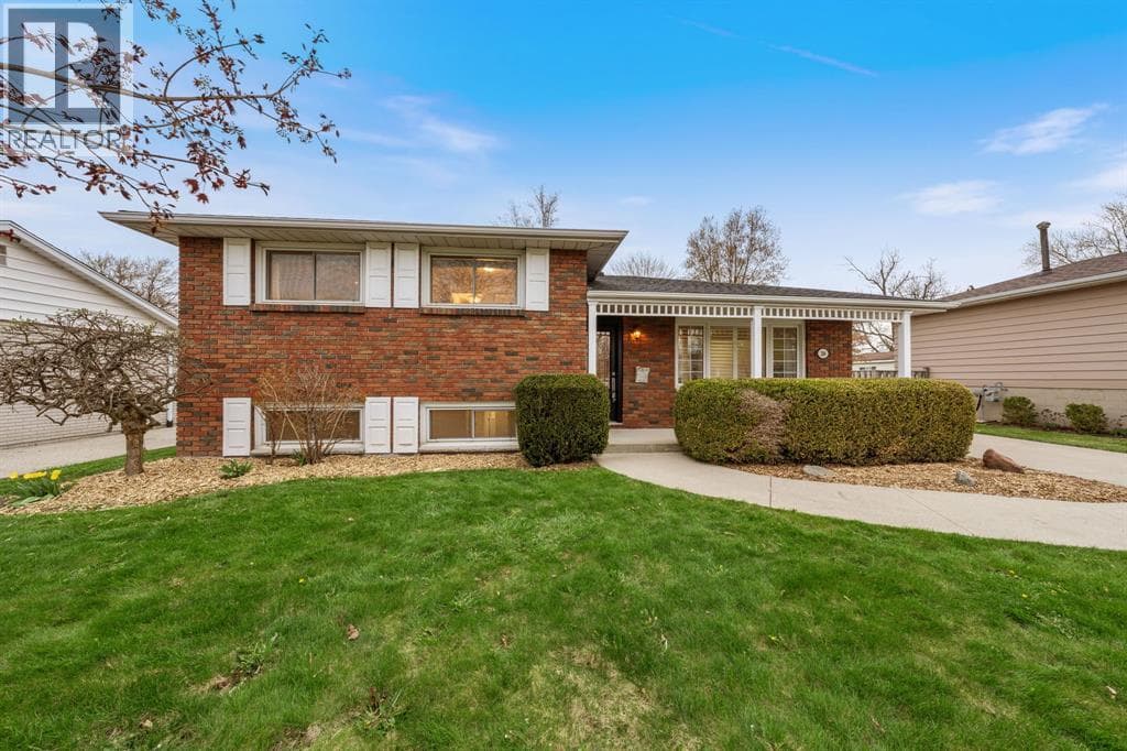 3 Bed · 2 Bath Detached House for Sale in St Clair