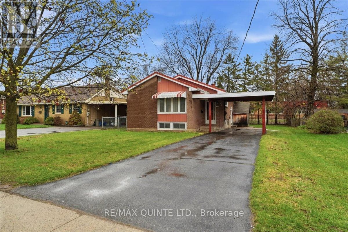 3 Bed · 1 Bath Detached House for Sale in Belleville