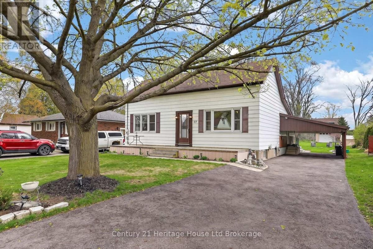 3 Bed · 2 Bath Detached House for Sale in Woodstock