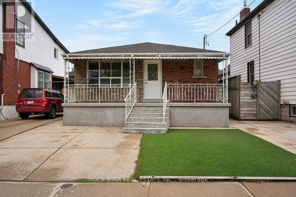 5 Bed · 2 Bath Detached House for Sale in Hamilton
