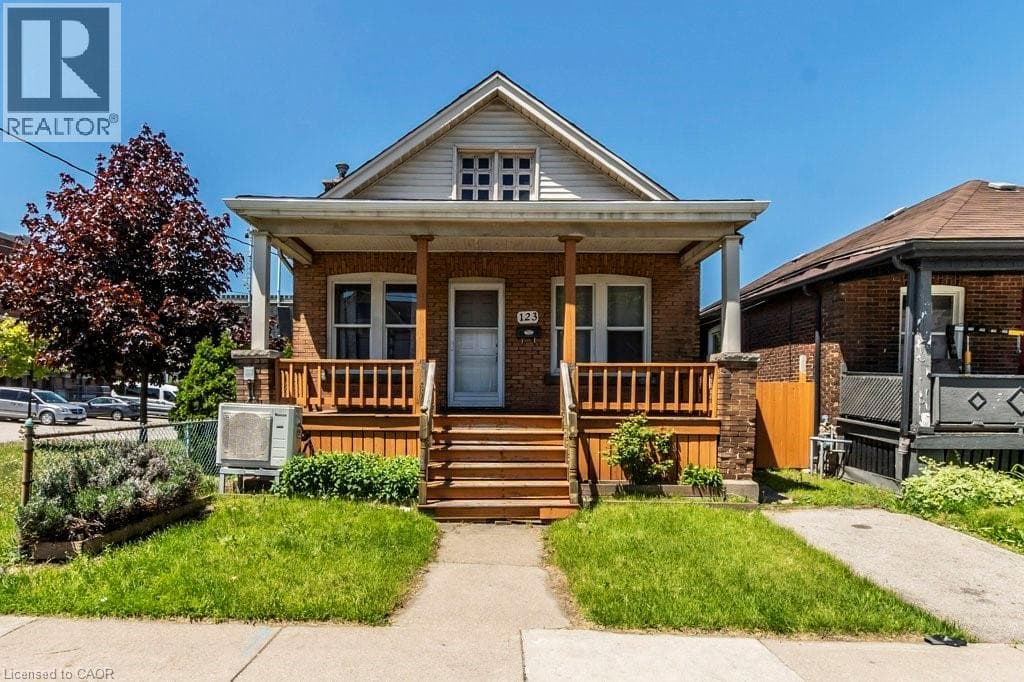3 Bed · 2 Bath Detached House for Rent in Hamilton
