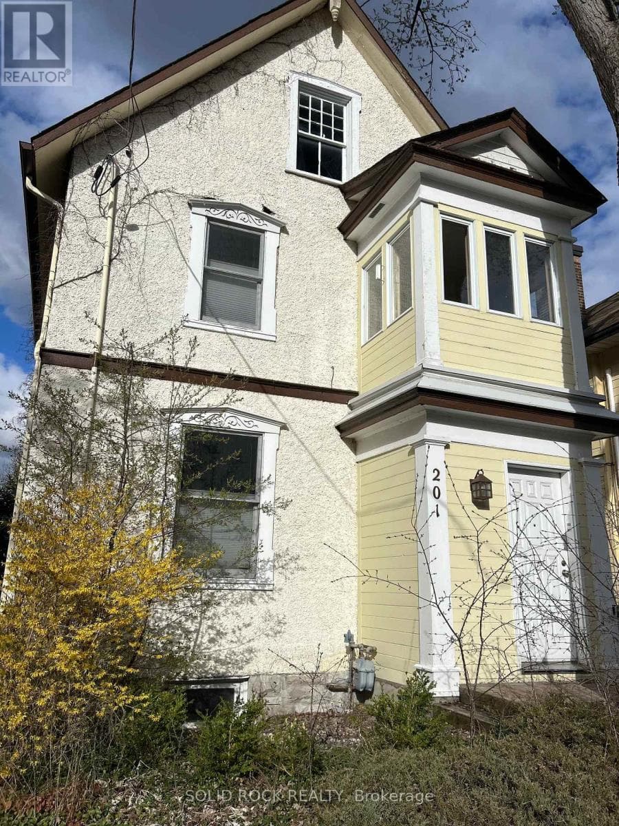 3 Bed · 2 Bath Detached House for Rent in Ottawa