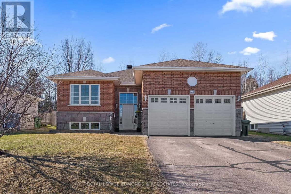 5 Bed · 2 Bath Detached House for Sale in Laurentian Valley