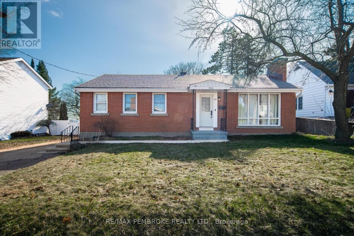 3 Bed · 2 Bath Detached House for Sale in Pembroke