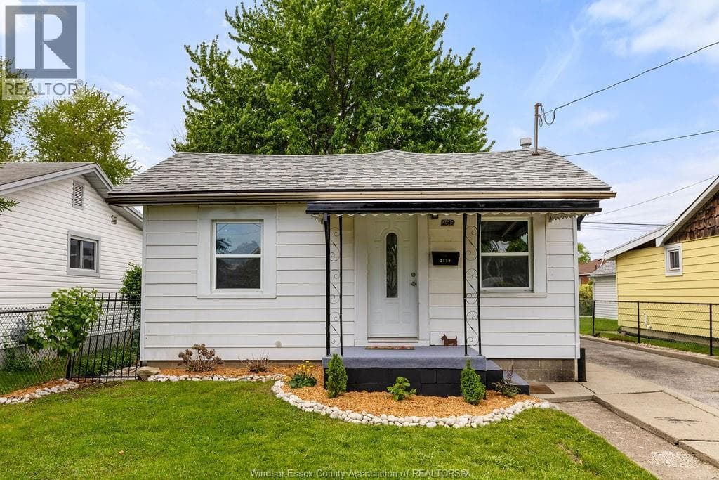 2 Bed · 1 Bath Detached House for Sale in Windsor