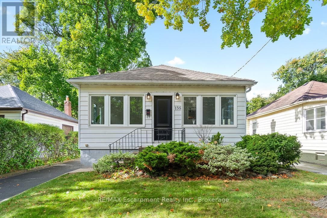 4 Bed · 2 Bath Detached House for Sale in Oakville