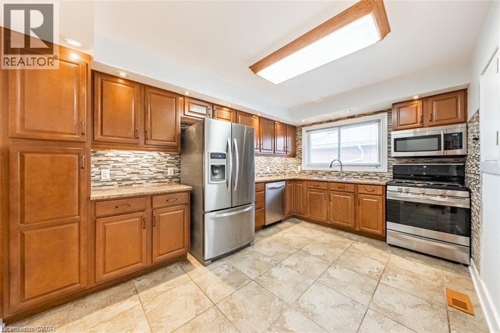 3 Bed · 1 Bath Detached House for Rent in Hamilton