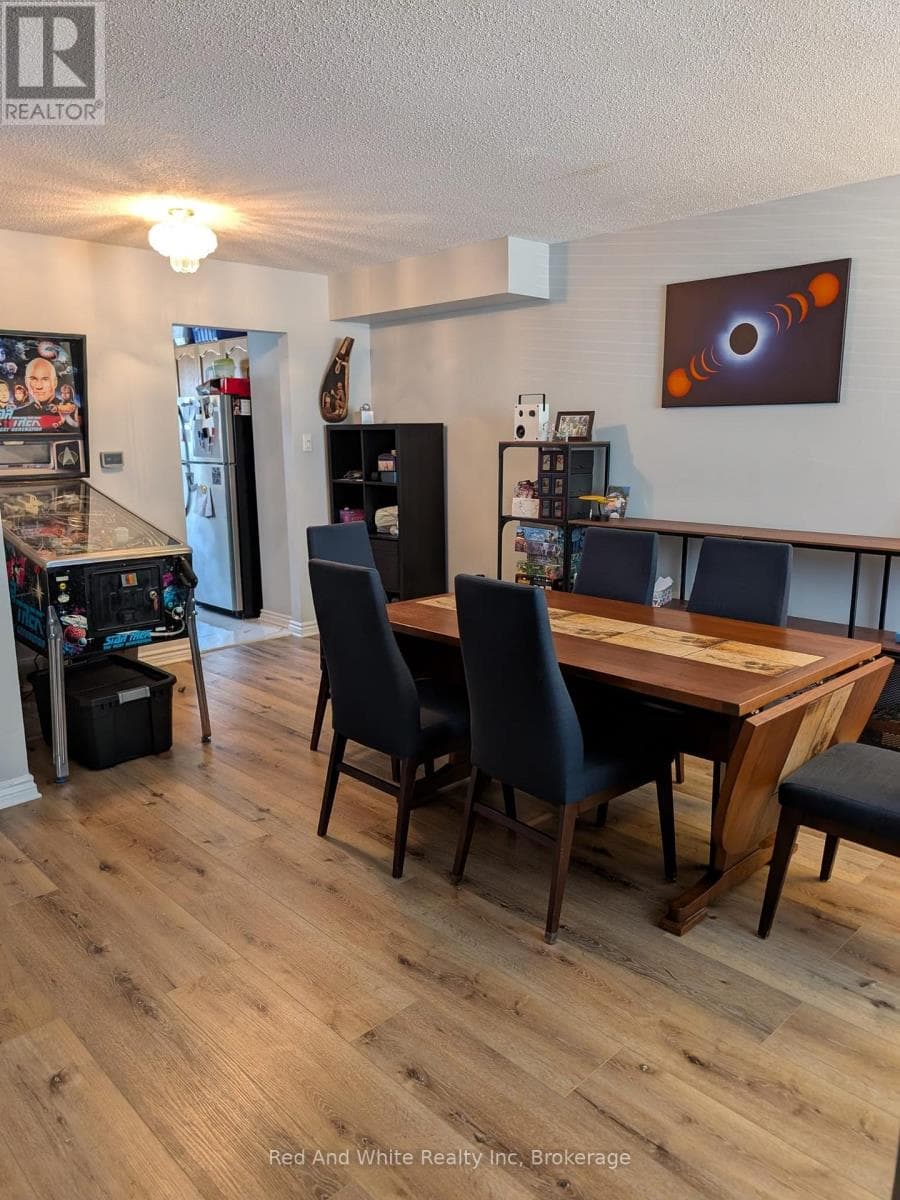 3 Bed · 2 Bath Detached House for Rent in London East