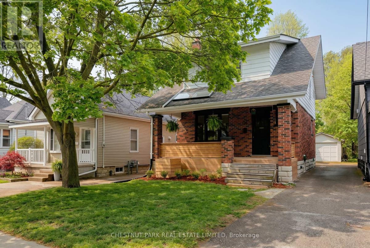 3 Bed · 2 Bath Detached House for Sale in London South